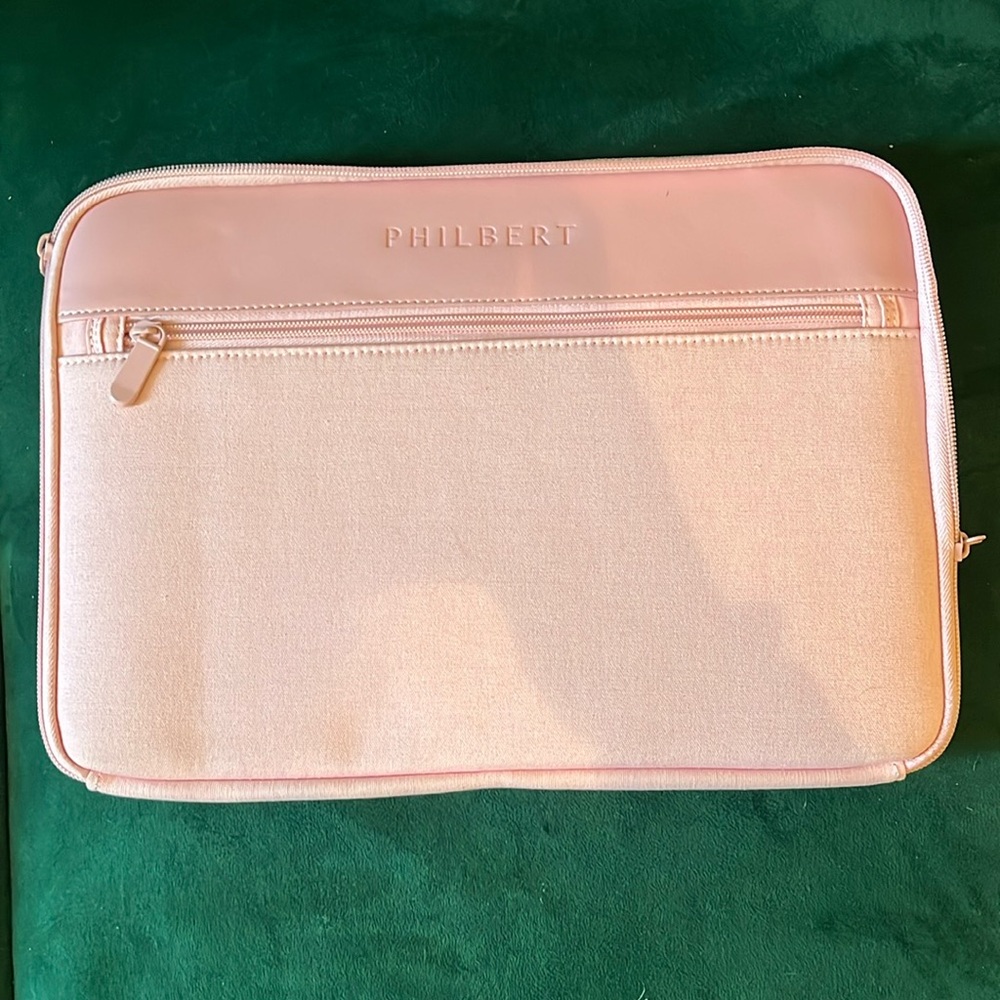 Apple laptop sun shielding case. Not an apple product, but holds Apple product.